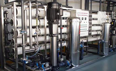 半導(dǎo)體超純水設(shè)備是應(yīng)用于半導(dǎo)體生產(chǎn)零件清洗的超純水設(shè)備，需要符合特定的用水水質(zhì)標(biāo)準(zhǔn),半導(dǎo)體超純水設(shè)備出水水質(zhì)要符合美國(guó)ASTM純水水質(zhì)標(biāo)準(zhǔn)、我國(guó)電子工業(yè)電子級(jí)水質(zhì)技術(shù)標(biāo)準(zhǔn)18MΩ.cm以上