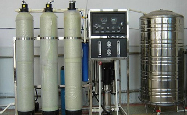 電子工業生產或者配件清洗需用到純水，水質的高低也會影響生產。電子工業的高速發展表明一個國家的高新技術產業有了長足進步，我國幾十年來特別是進入新世紀以來電子行業的有了穩定快速的發展。電子工業包括半導體、芯片、線路板等，這些與人們的現在的生活密切相關。