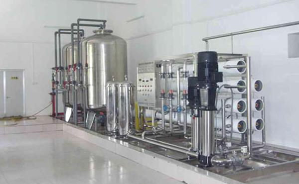 日用化妝品純水設備采用反滲透過濾技術,反滲透RO技術是當今先進和有效的除鹽技術。其原理是在壓力的作用下，水分子透過反滲透膜成為純水，水中的雜質被反滲透膜截留排出。