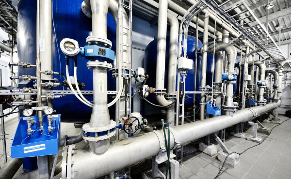 發電廠冷卻循環水系統簡介發電廠冷卻循環水系統是電力生產的核心配套系統，主要為凝汽器、發電機、變壓器及鍋爐輔機等關鍵設備提供冷卻服務，是保障機組高效穩定運行、避免設備