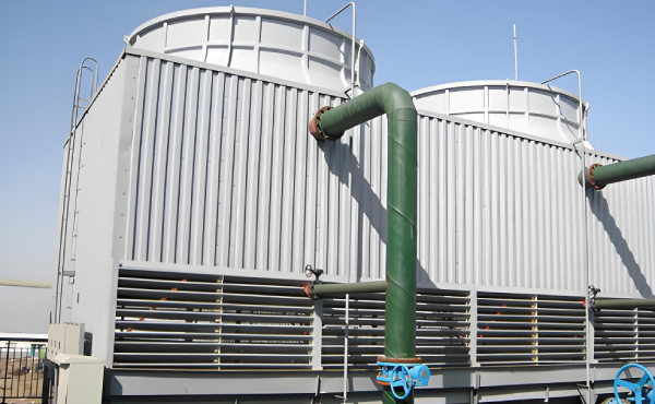 中央空調循環水系統簡介中央空調循環水系統是商業綜合體、寫字樓、工廠車間等場所的核心配套系統，主要為中央空調主機、冷水機組、換熱器等設備提供冷卻與換熱服務，是調控室內